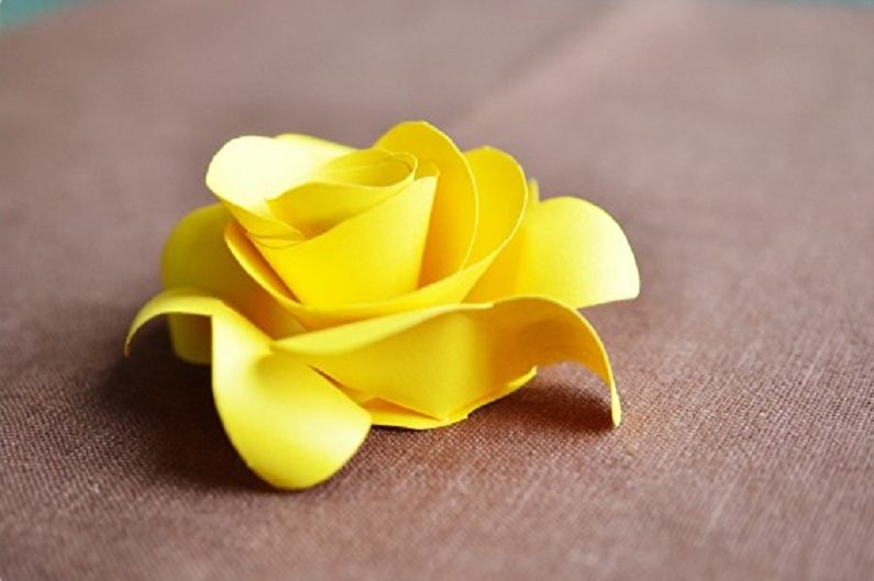 Do-it-yourself žlutá růže z papíru