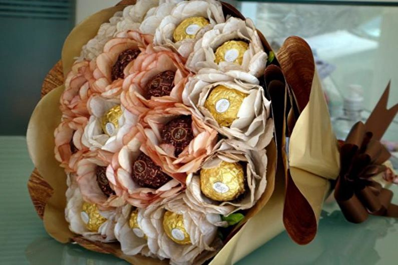 Papierowa róża DIY ze słodyczami w środku