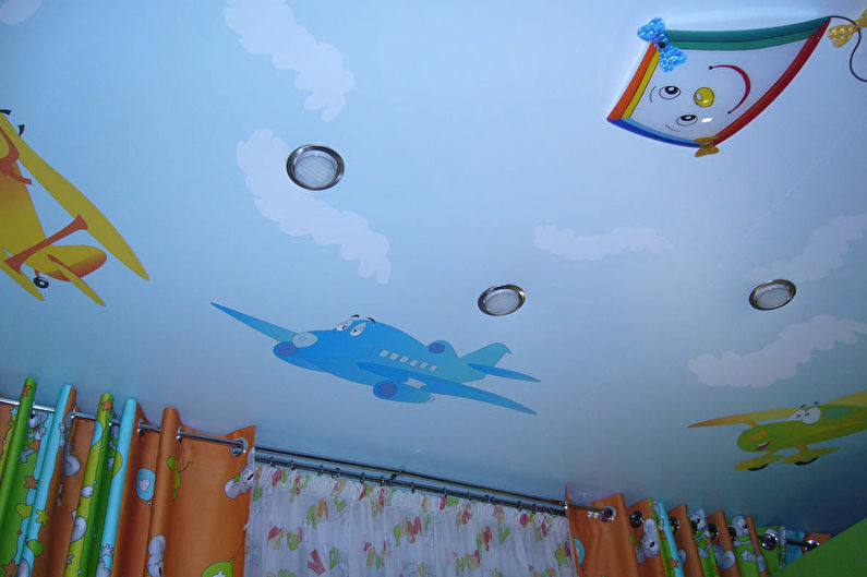 เพดานยืดในห้องเด็ก - ภาพถ่าย