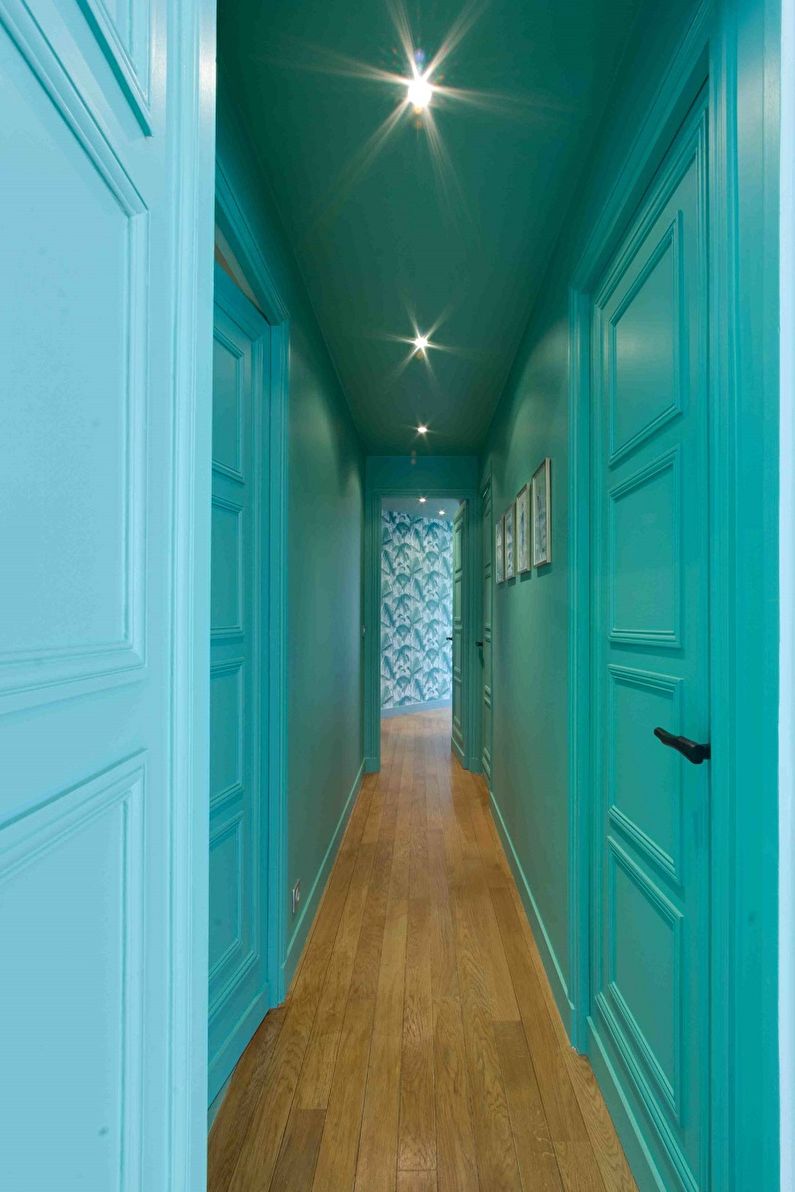 Foto de corredor e corredor turquesa - design de interiores