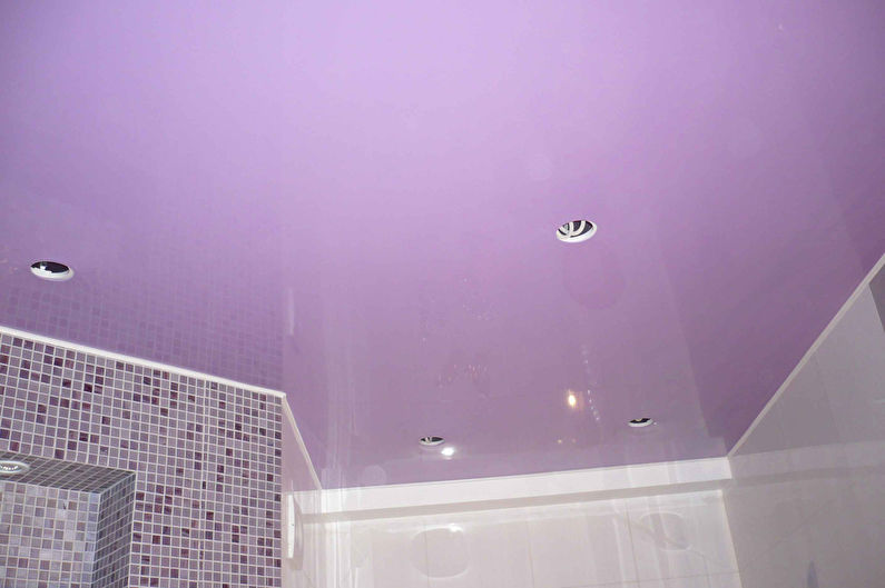 Stretch mennyezet a fürdőszobában - Előnyök és hátrányok