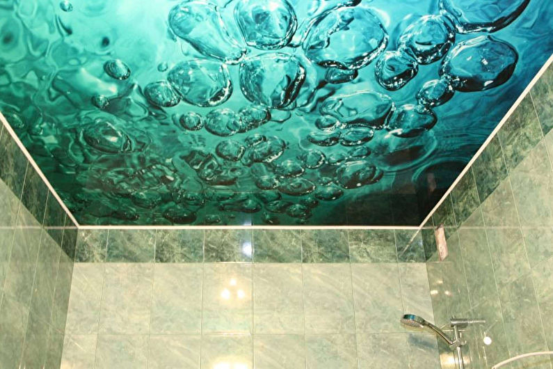 Stiepjamie griesti vannas istabā - jūras stils