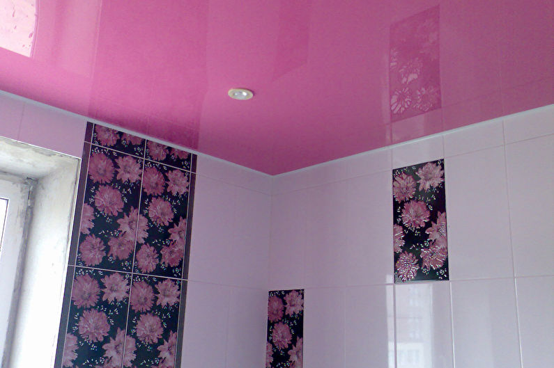 Rastegnuti strop u kupaonici - fotografija