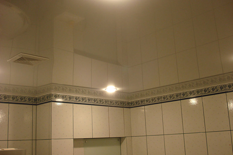 Plafond tendu dans la salle de bain - photo