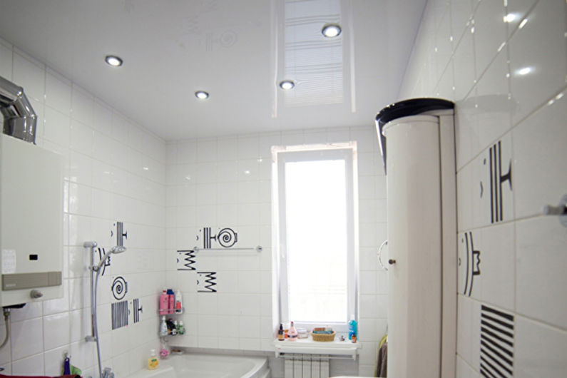 Rastegnuti strop u kupaonici - fotografija