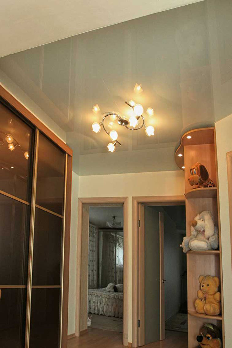 Roztažení stropu v malé chodbě - lesklá textura