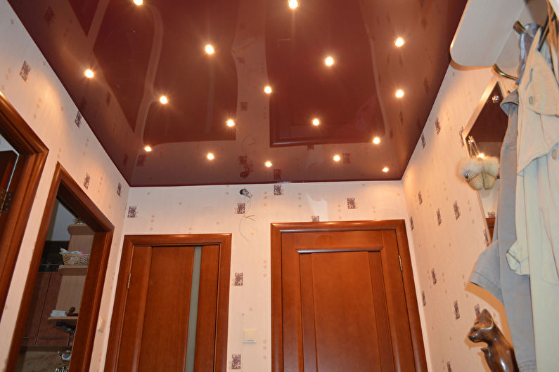 Τέντωμα οροφής σε ένα μικρό διάδρομο - Σκούρο ταβάνι