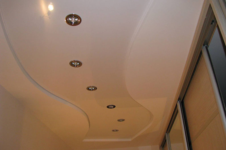 Plafond suspendu à deux niveaux dans le couloir