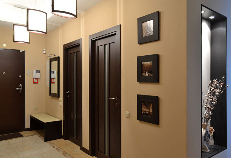 Farge wenge i gangen og korridoren - Interiørdesign