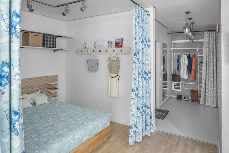 Interior design di una camera da letto stretta - foto
