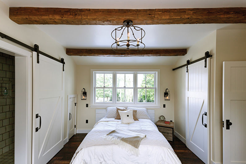 Interior design di una camera da letto stretta - foto