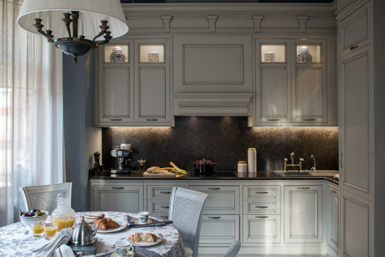 Klasikinio stiliaus kampinė virtuvė - interjero dizainas