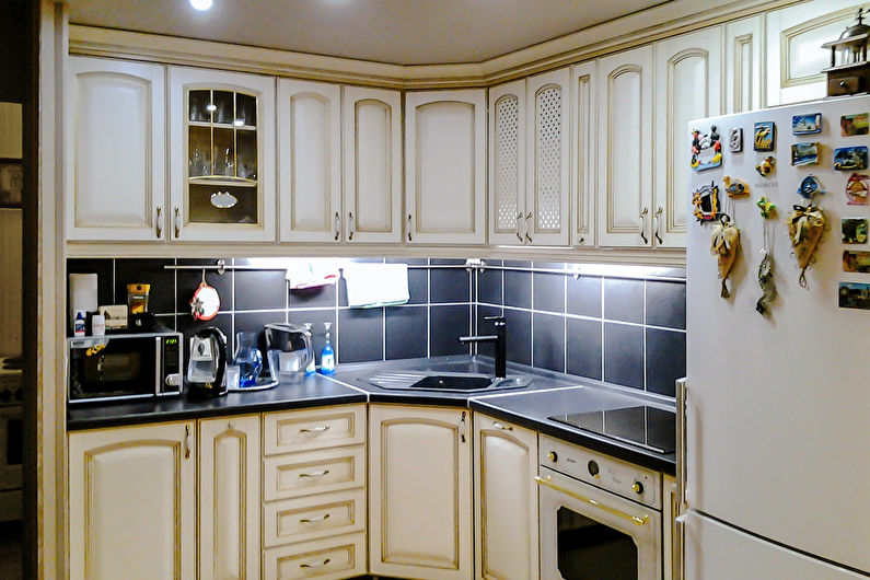 Klasikinio stiliaus kampinė virtuvė - interjero dizainas