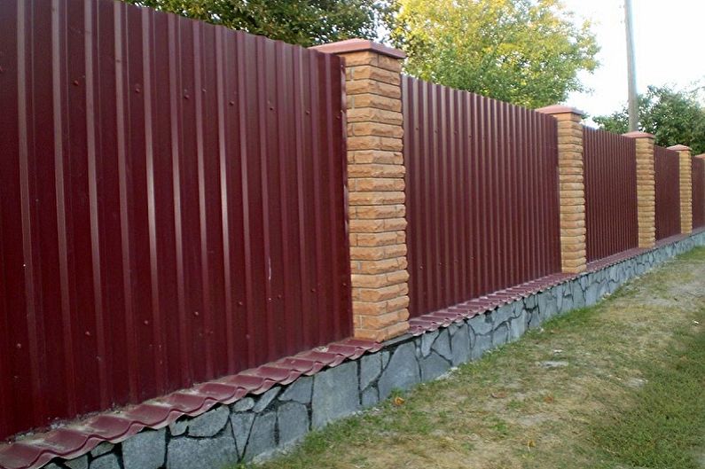 Gör-det-själv-staket från wellpapp - foto