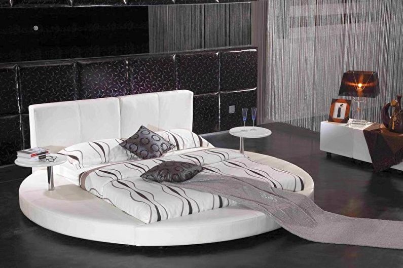 Rodzaje okrągłych łóżek w sypialni - prostokątne łóżko na okrągłym podium