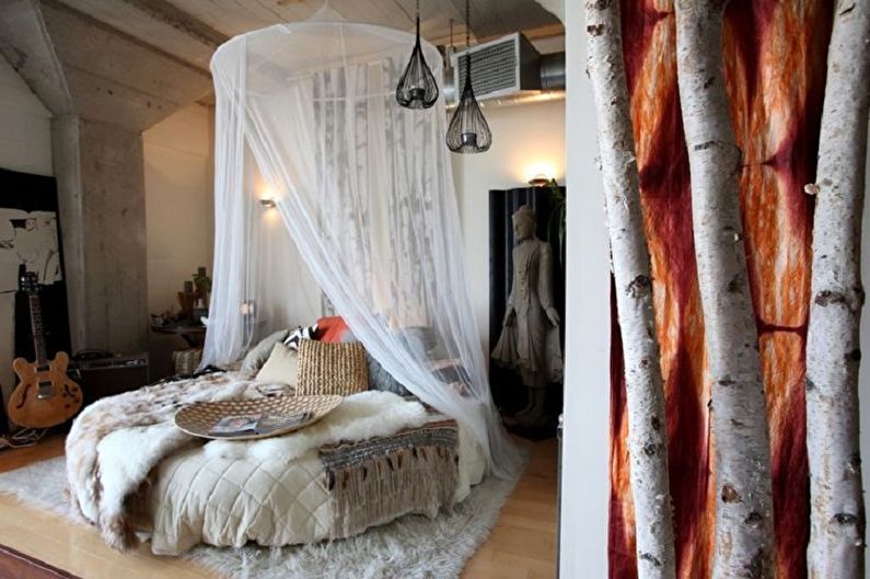 Skirtingų stilių apvali lova miegamajame - skandinaviško stiliaus