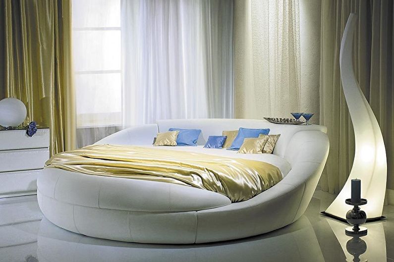 سرير مستدير في غرفة النوم - صورة