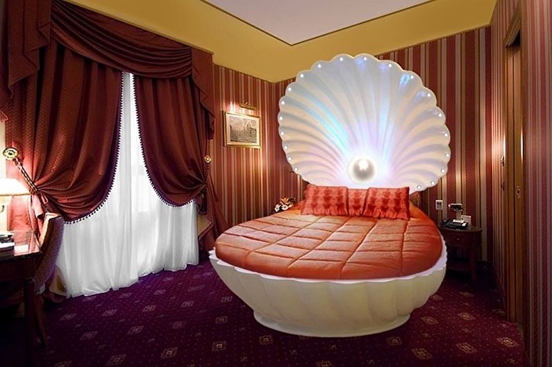 Okrągłe łóżko w sypialni - zdjęcie