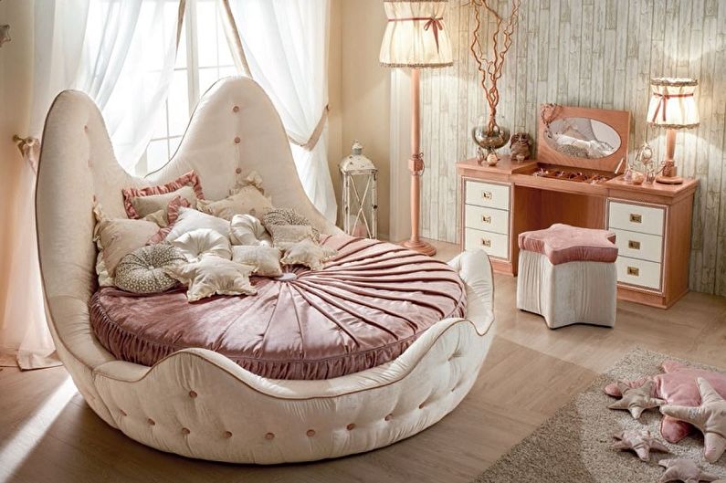Round bed in the bedroom - photo