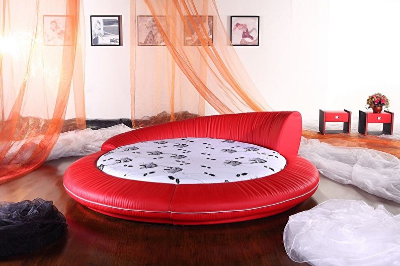 Okrągłe łóżko w sypialni - zdjęcie