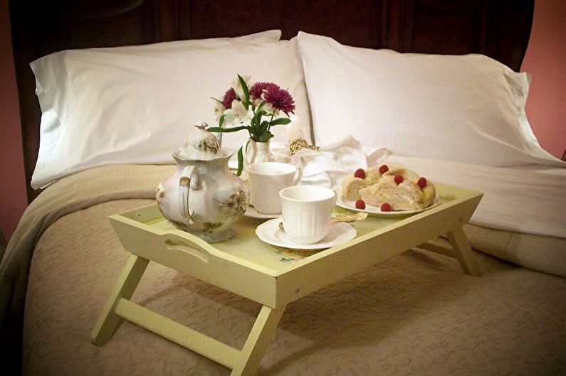 طاولة الإفطار في السرير - كيفية اختيار النموذج الصحيح