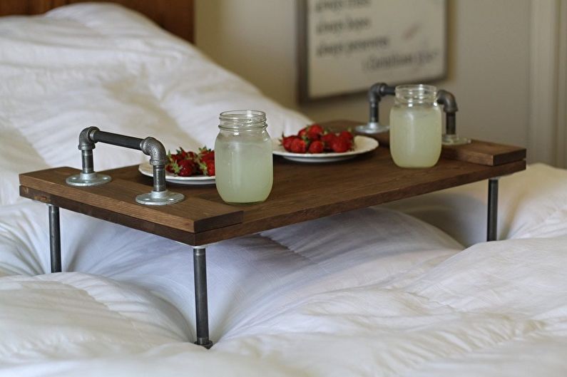 โต๊ะอาหารเช้าบนเตียง - วิธีการเลือกรูปแบบที่เหมาะสม