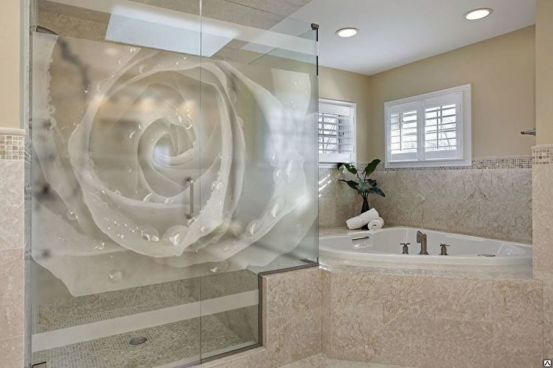 Stikla aizkaru dizains vannas istabai