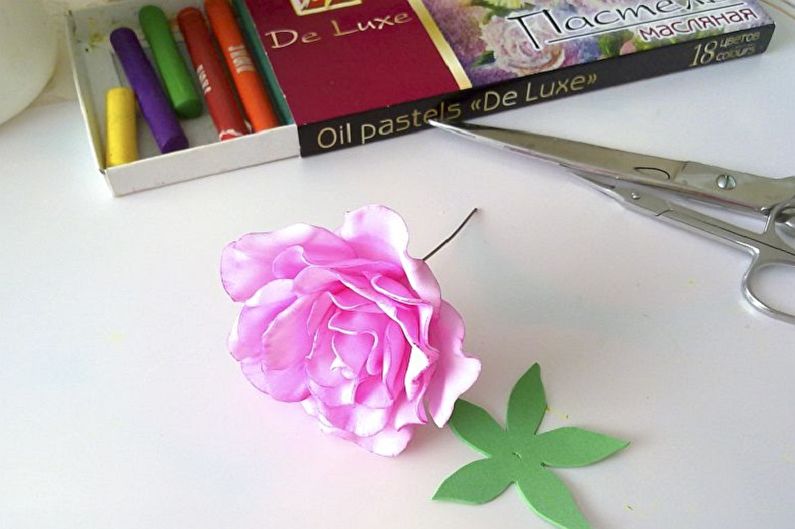 DIY Foamiran Rose - vienkāršs veids, kā pagatavot pumpuru rozi