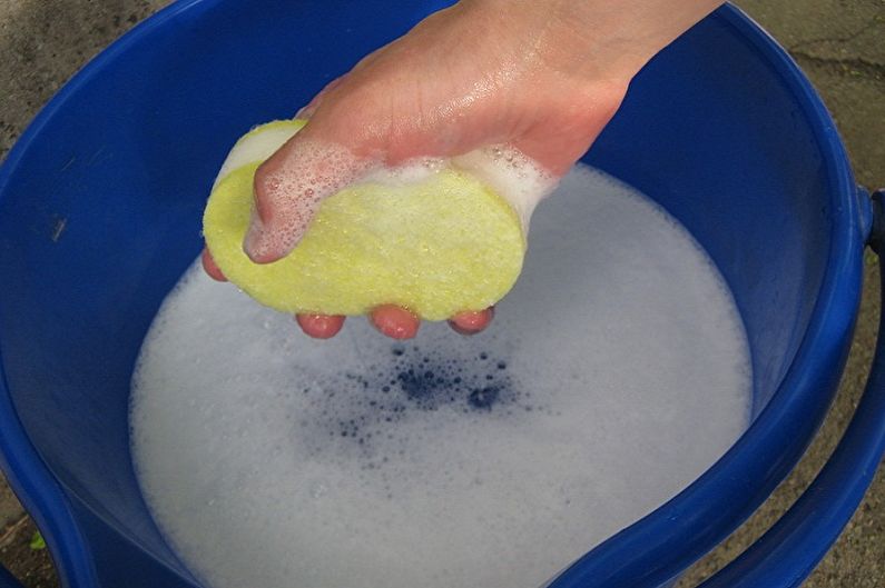 Hogyan lehet otthon mosni egy feszített mennyezetet csíkok nélkül - Válasszon mosószert