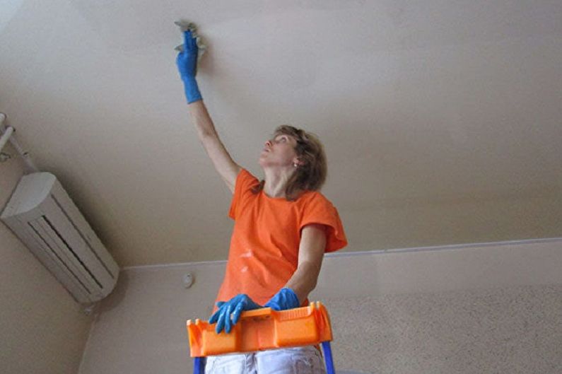 Πώς να πλένετε μια τεντωμένη οροφή χωρίς ραβδώσεις στο σπίτι - Πώς να εξαλείψετε τη μόλυνση μετά από μια παγκόσμια επισκευή