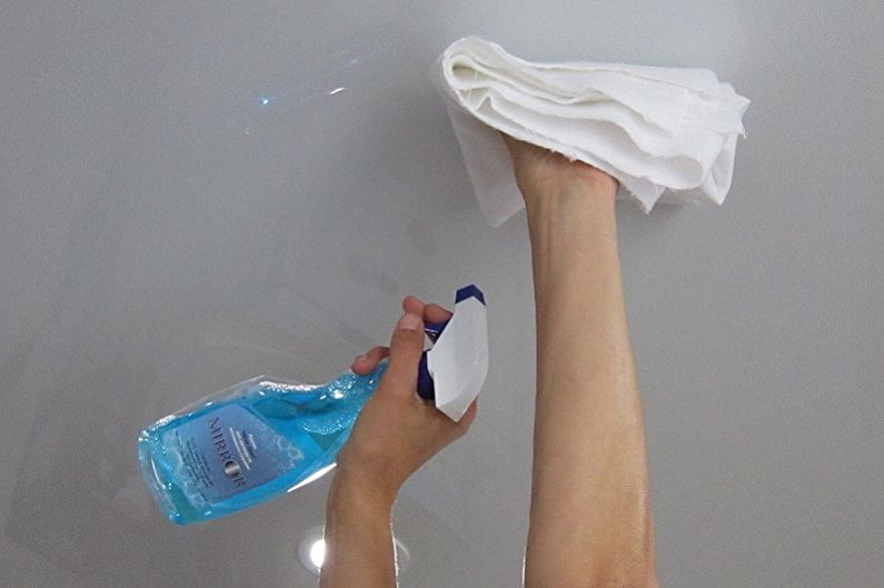 Как да измиете опънат таван без ивици у дома - Какво не трябва да се прави