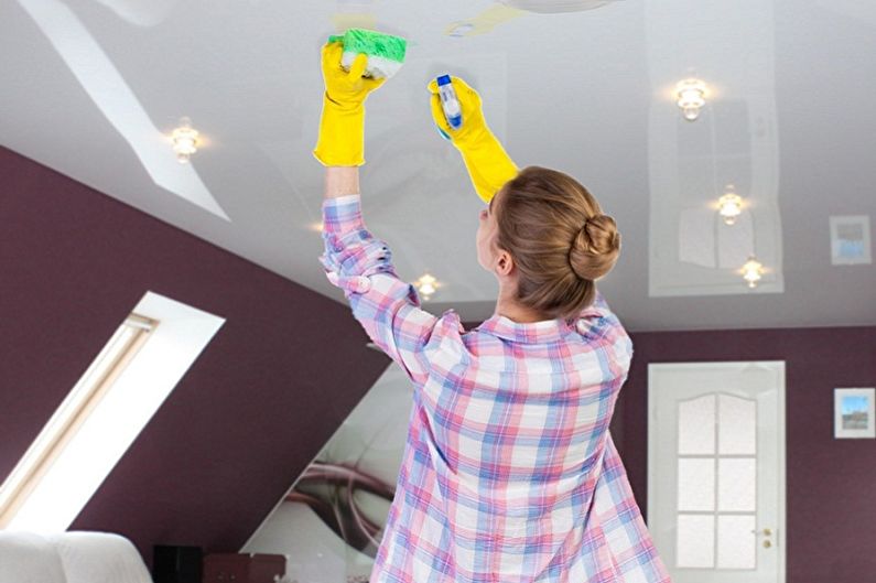 Comment laver un plafond tendu: méthodes et moyens