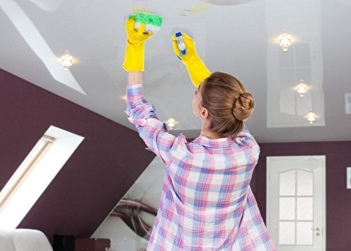 Comment laver un plafond tendu: méthodes et moyens