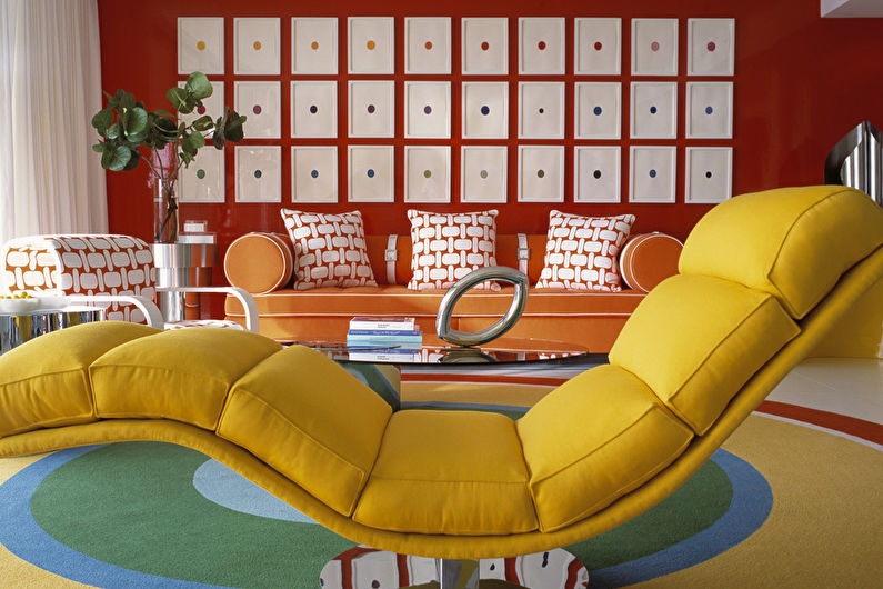 Krāsu kombinācija viesistabas interjerā - siltas krāsas