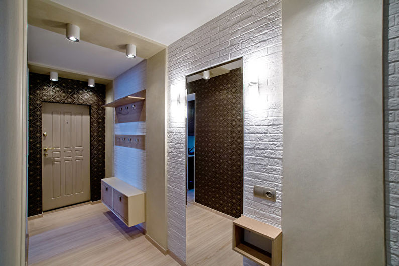 Dwupoziomowe sufity z płyt gipsowo-kartonowych w korytarzu
