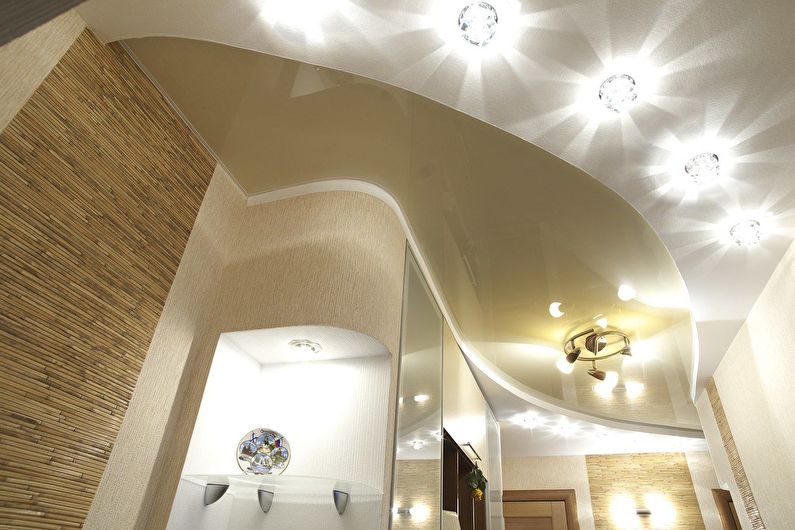 Plafonds en plaques de plâtre combinées dans le couloir