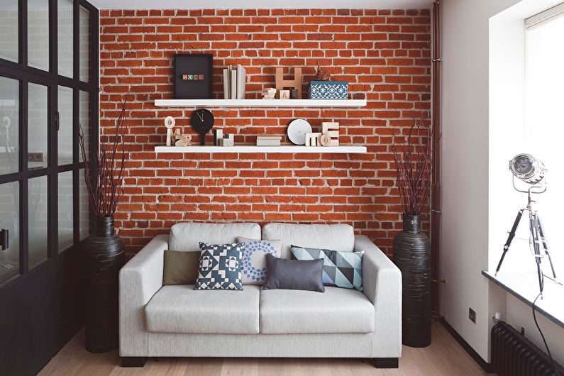 Papel de parede sob um tijolo no interior da sala de estar - foto do projeto