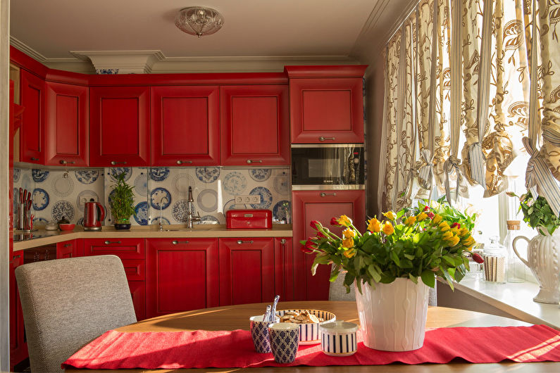 Interjero stiliaus neoklasicistinio stiliaus virtuvė - nuotrauka