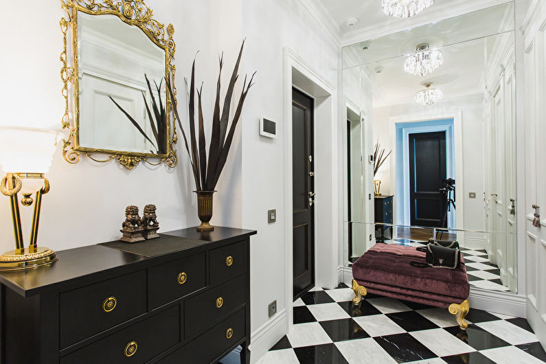 A folyosó klasszicista stílusú belsőépítészete - fénykép