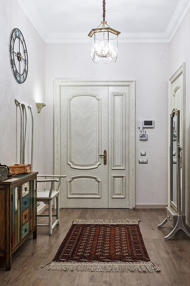 Inredning av korridoren i neoklassisk stil - foto