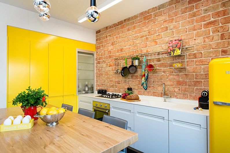 Geltona virtuvė 10 kv.m. - Interjero dizainas