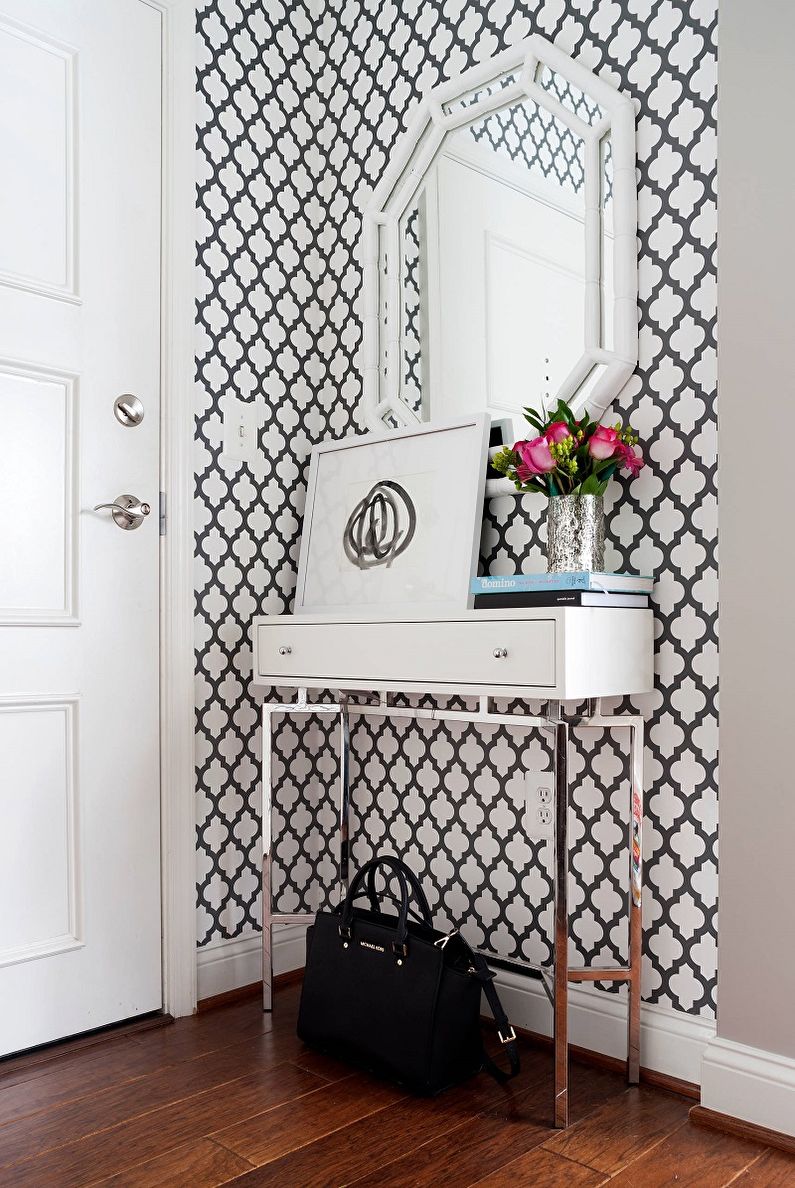 Juodos ir baltos spalvos tapetai prieškambario interjere - Dizaino nuotrauka