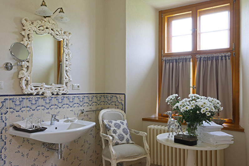 A kopott elegáns fürdőszoba belsőépítészete - fénykép