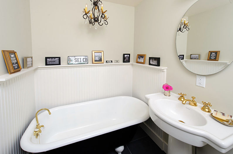 A kopott elegáns fürdőszoba belsőépítészete - fénykép