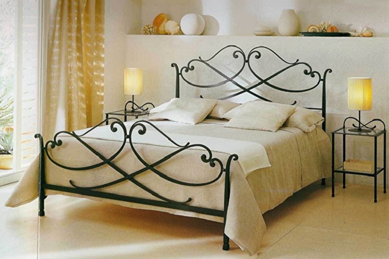 Метални брачни кревет