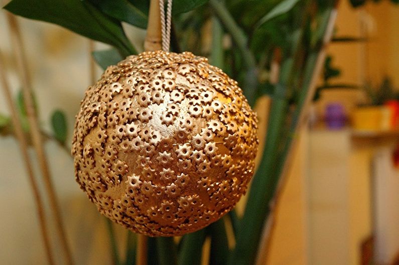 DIY-julpastahantverk - pastaboll på julgranen