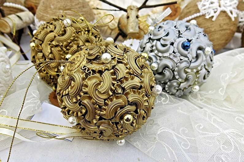 DIY Christmas pasta crafts - Ball ng pasta sa Christmas tree