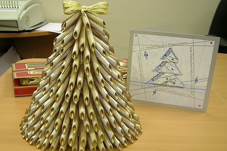 DIY Christmas pasta crafts - Christmas tree