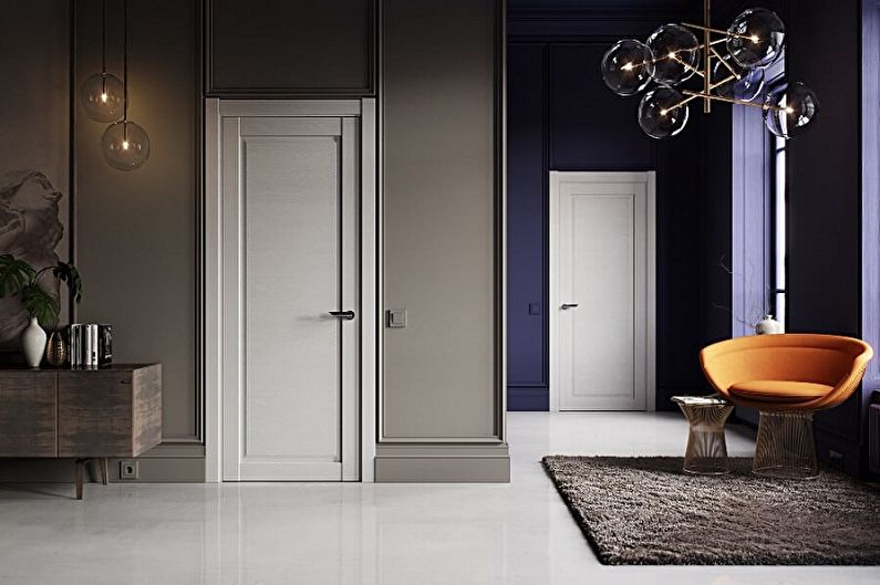 Kombinace bílých dveří s různými povrchovými úpravami