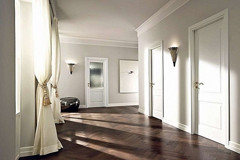 Kombinace bílých dveří s různými povrchovými úpravami